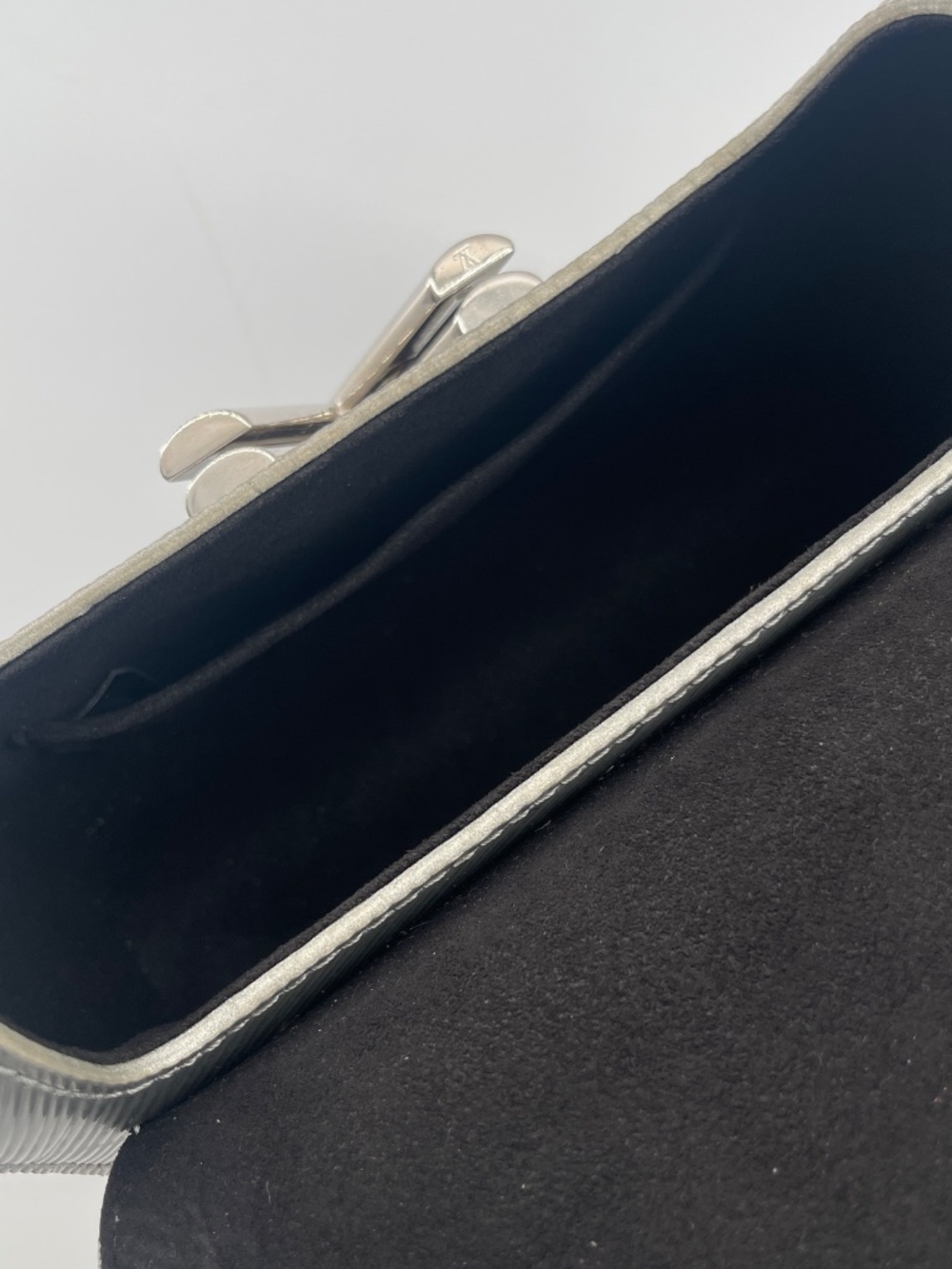 Louis Vuitton Epi Leather Twist MM - Picture 12 of 14